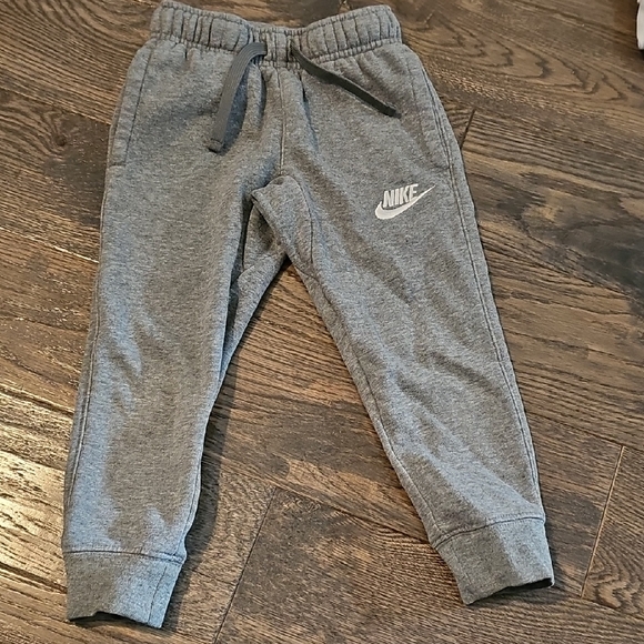 Nike Kids Charcoal Gray Sweatpants - Picture 1 of 4
